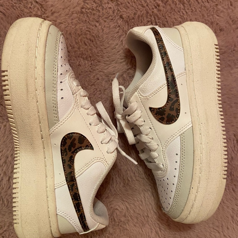Nike Women's Court Vision Low Alta Basketball Shoes